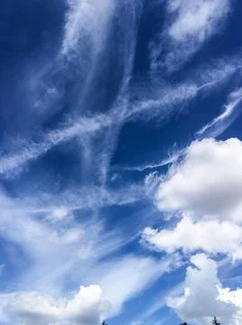 Cloudy sky. cirrus clouds in clear weather over the city. Foto stock