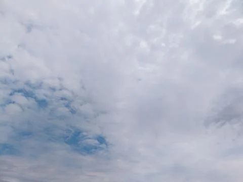 Cloudy sky with cumulus and stratocumulus formations above Mount Vernon, New Yor Stock-Fotos