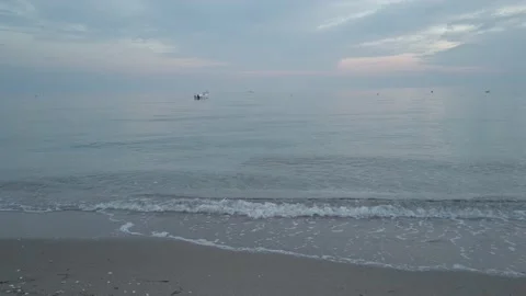 Cloudy sky, dark clouds. Evening. Sunset. sandy beach. Sea waves with white foam Vidéo 143853906