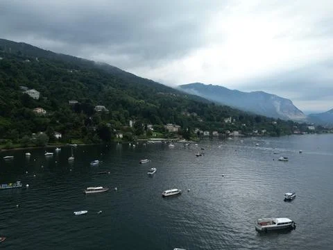 Cloudy sky hovers over calm, green-lit lake Foto stock