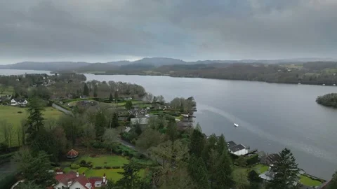 Cloudy sky hovers over quiet lake Vidéo 345653257
