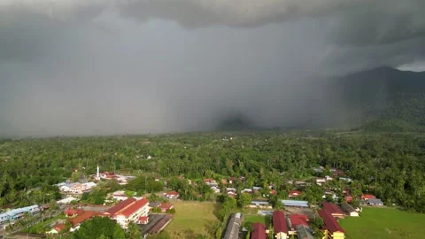 A cloudy sky with a mountain in the background Видео 325830959