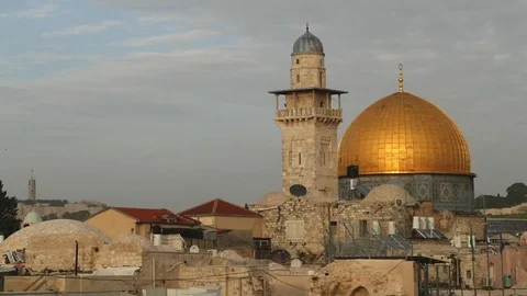 Cloudy sky over Golden Dome of The Rock on the Temple Mount in Jerusalem. 스톡 동영상 104842228