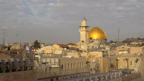 Cloudy sky over Golden Dome of The Rock on the Temple Mount and Israeli Flag 스톡 동영상 104977836