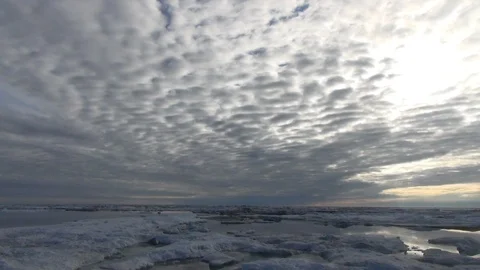 Cloudy sky over the ice floe, North Pole Vidéo 104854975