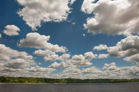 Cloudy sky over lake Stock-Fotos