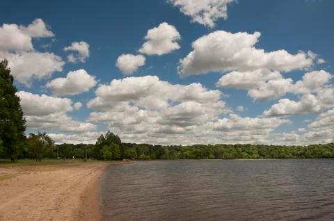 Cloudy sky over lake Stockfoto's