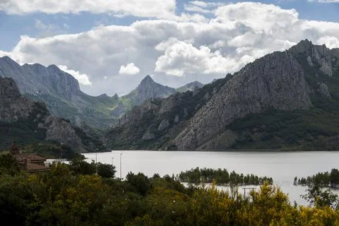 Cloudy sky over mountains range and lake Stock-Fotos
