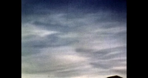 Cloudy sky, panning to power line over forest Vidéo 297966993