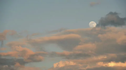 Cloudy sky in summer day with full moon at sunset Видео 64536638