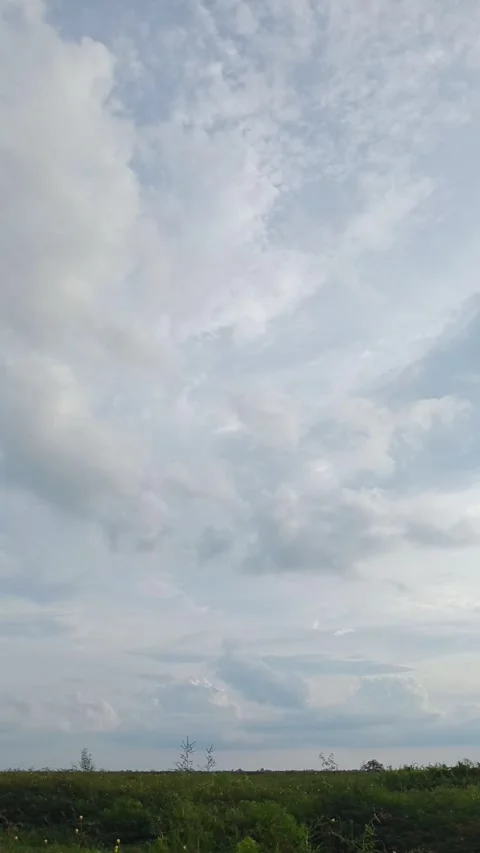 Cloudy sky with the sun Video stock 220077875