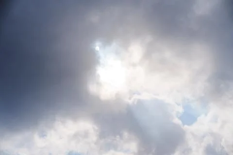 Cloudy sky with sunlight peeking through in the daylight hours Foto stock