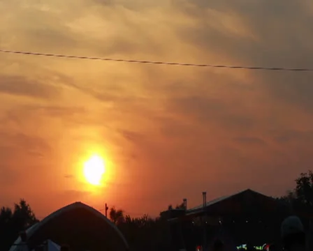 Cloudy sky sunset with people walking by 스톡 동영상 26051062