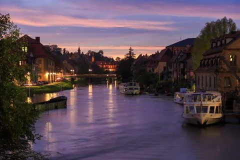Cloudy sky at sunset, regnitz river with ships in bamberg Foto stock