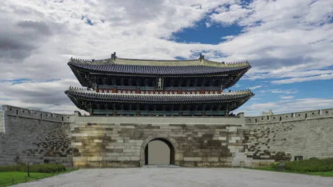 Cloudy sky  timelapse at Namdaemun Gate or Sungnyemun gate Stock Footage 138748470