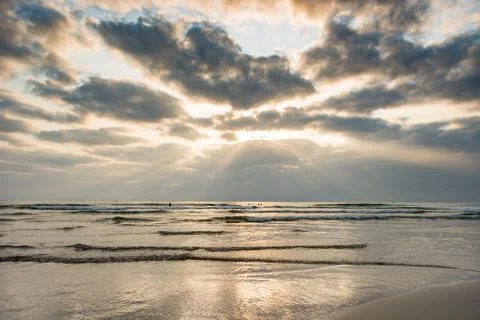 Cloudy sky on tranquil beach at sunset evening Foto stock