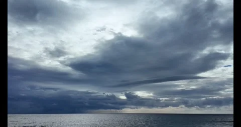 Cloudy sky video clip. Cloud over the sea dramatic video. 4k seascape horiz.. Видео 303414569