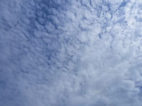 Cloudy sky. White fluffy clouds on a blue sky in summer. The sky to replace t Foto stock