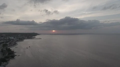 Cloudy sundown in the sea 스톡 동영상 302395935