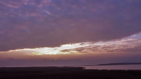 Cloudy sunrise at the beach Time Lapse 動画素材 105672744