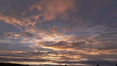 Cloudy Sunrise Stockbeeldmateriaal 215105194