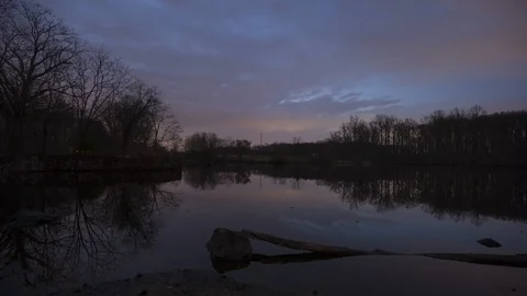 Cloudy sunrise time lapse reflecting in a pond in New Jersey Vidéo 129606548