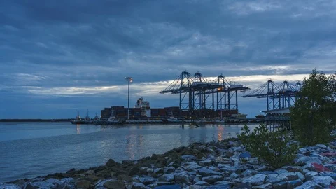 Cloudy sunset with crane at port in 4k time lapse Vídeos de archivo 107754966