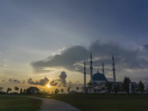 Cloudy Sunset Over The Mosque 1080HD Stockbeeldmateriaal 80122784
