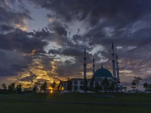 Cloudy Sunset Over the mosque 4K Stockbeeldmateriaal 80124878