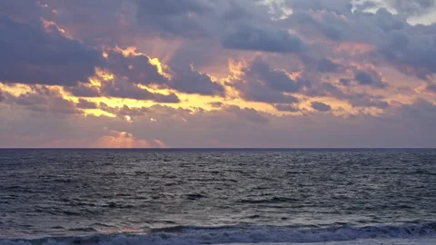 Cloudy sunset over the pacific ocean Vídeo Stock 264944212