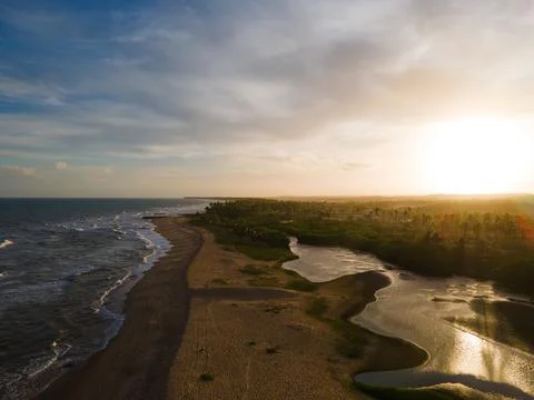 Cloudy sunset over river and beach along the coast Foto stock