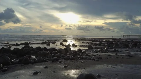 A cloudy sunset over a rocky tidepool in Bali, Indonesia Video stock 74290206
