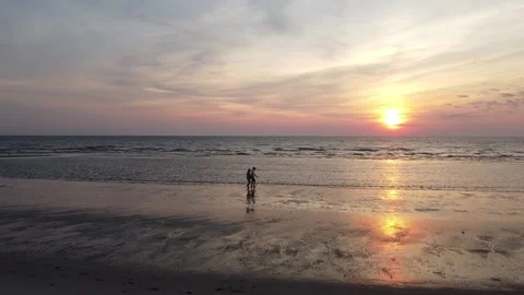 Cloudy sunset over water 動画素材 137445799