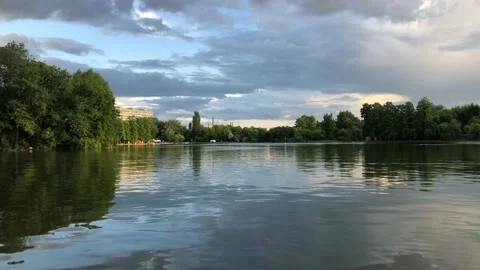 Cloudy sunset in the park 库存影片 131182337