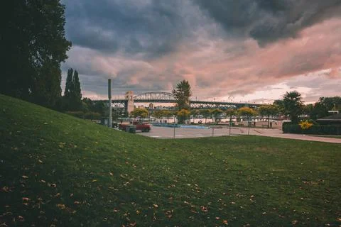 Cloudy sunset view over a river and bridge Foto stock