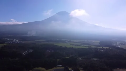 Cloudy views of Mt. Fuji Видео 229057712