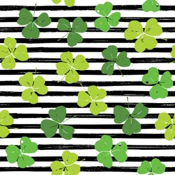 Clover leaf hand drawn doodle seamless pattern vector illustration. St Patric Illustrazione stock