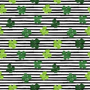 Clover leaf hand drawn doodle seamless pattern vector illustration. St Patric Illustrazione stock