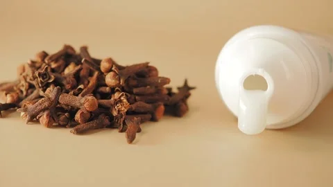 Cloves and toothpaste placed side by side on a table Vídeos de archivo 337753068