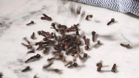 Cloves falling and bouncing on a marble table Video stock 115774500