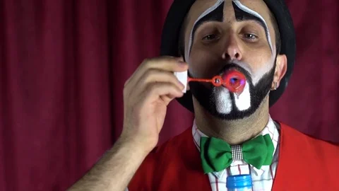 The clown blows soap bubbles Stock-Footage 85173534