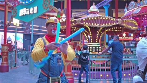 Clown creating balloon animals in different shapes to the childrens 動画素材 267167167