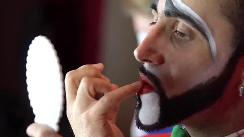 The clown draws its lips Stock-Footage 84642398