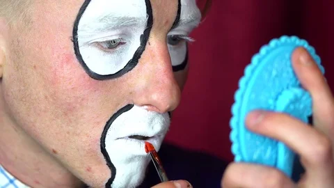The clown draws its lips Stock-Footage 84642425