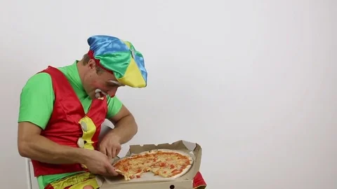 Clown eating pizza Stock Footage 72815136