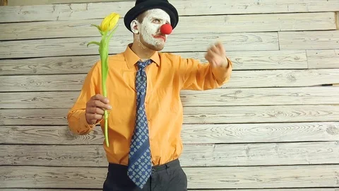 Clown with flowers in hand Stock Footage 105724042