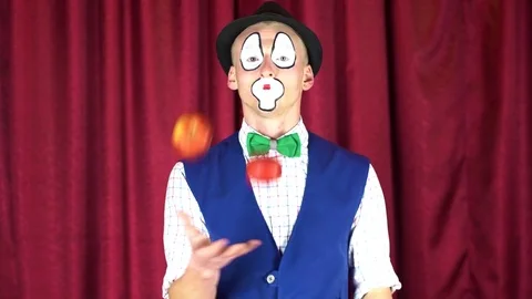 Clown juggles with apples Stock-Footage 85017672