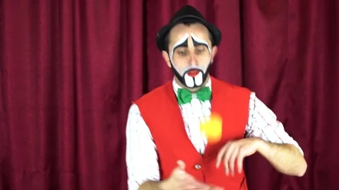 The clown juggles with one orange Stock-Footage 85017685
