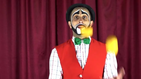 The clown juggles with oranges Stock Footage 85017679
