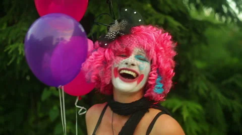 Clown laugh outside by tree Vídeos de archivo 65802965